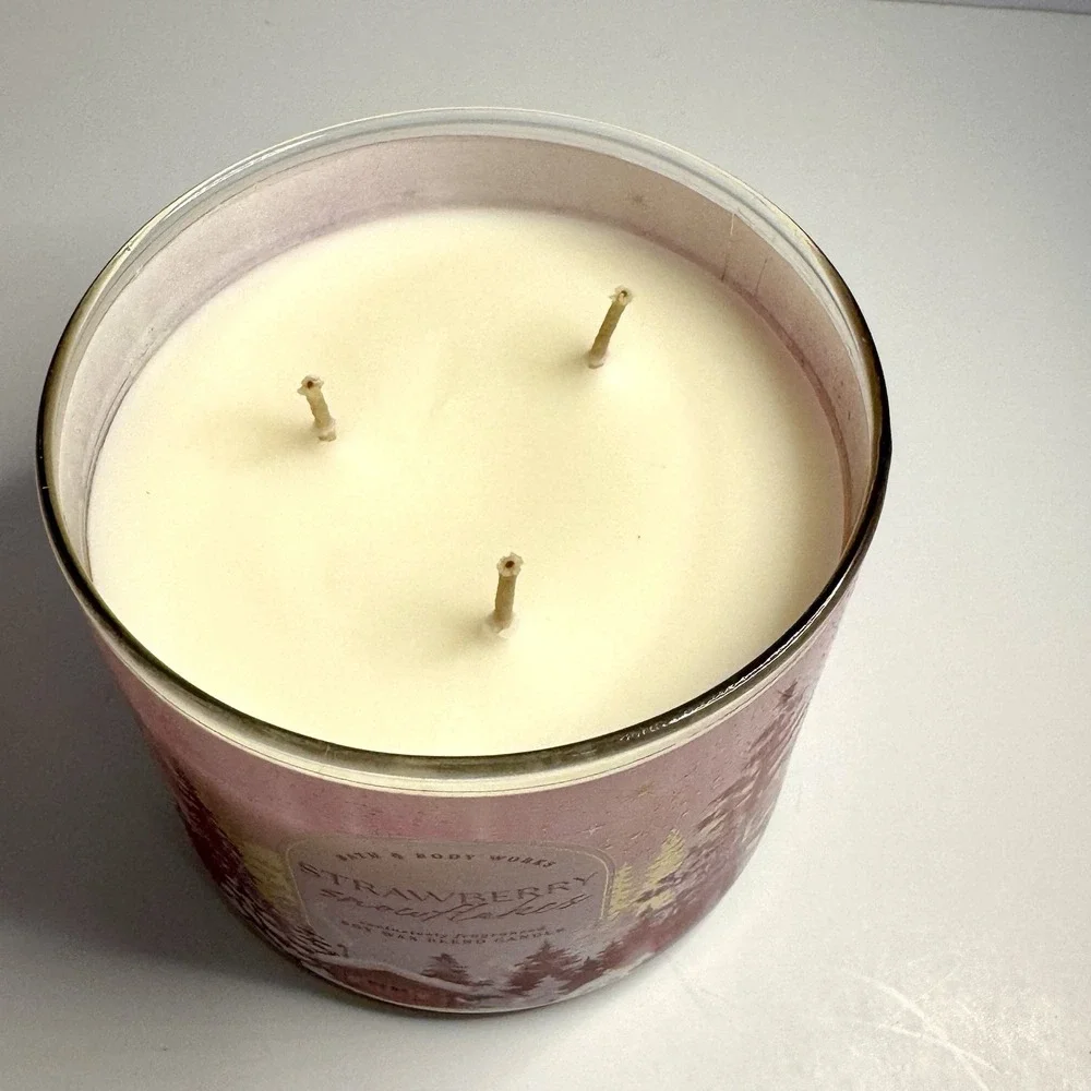 Bath & Body Works 3-wick Scented Candle STRAWBERRY SNOWFLAKES